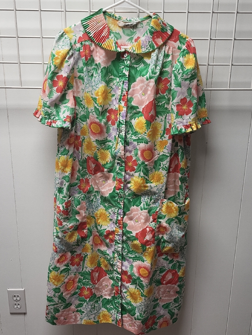 Vtg. Housecoat With Pockets, Made By MODELS COAT